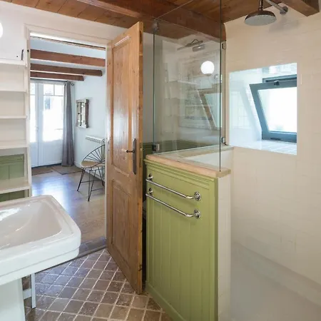 Casa de Férias Stone-and-style With Shared Heated Pool